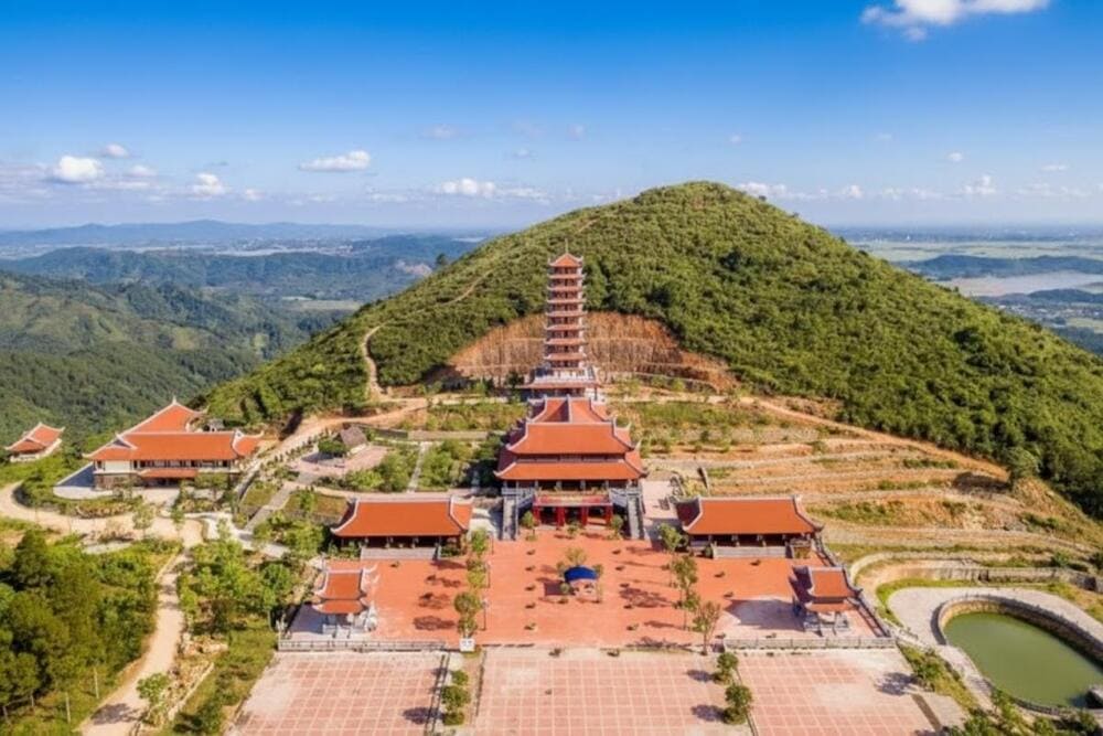 Ch&ugrave;a Đại Tuệ tọa lạc tr&ecirc;n đỉnh động Thăng Thi&ecirc;n.